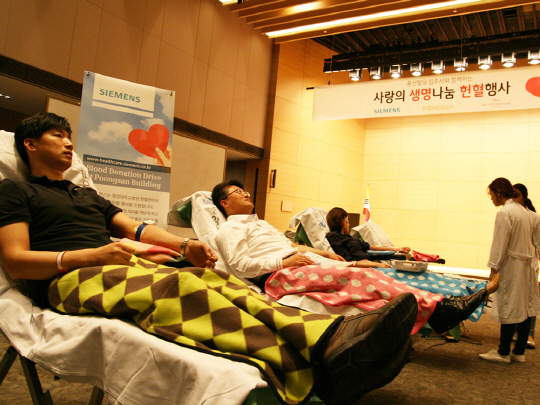 한국지멘스는 지난 13일 서울 서대문구 충정로 풍산빌딩 본사에서 중앙대학교병원과 함께 '생명사랑 헌혈행사'를 진행했다.   한국지멘스 제공